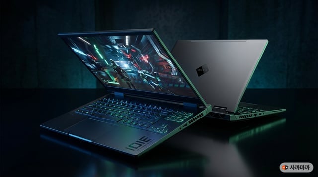 HP OMEN MAX 16 게이밍 노트북 제품 사진, Shadow Black 컬러에 RGB 키보드가 빛나는 모습